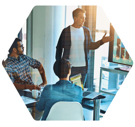 profesional analizando gr&aacute;ficos de rendimiento con su equipo de trabajo